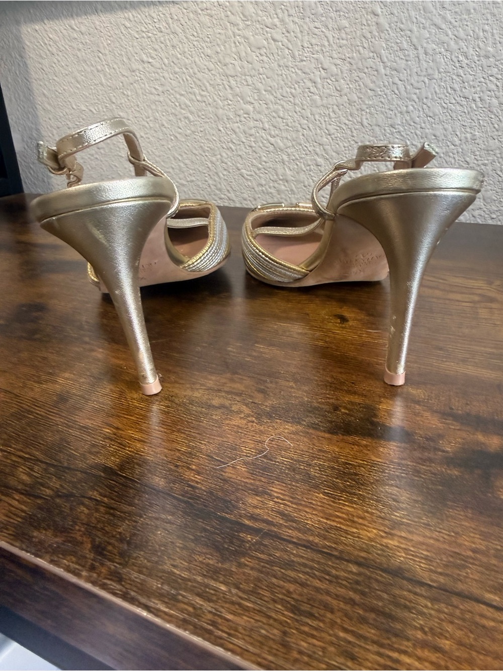 Valentino Metallic Gold and Pink Pointed Slingback Pumps with V Logo - Picture 4 of 8